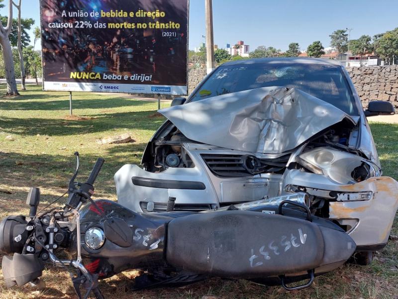 Instalações enfatizam o perigo representado pela união de álcool e direção