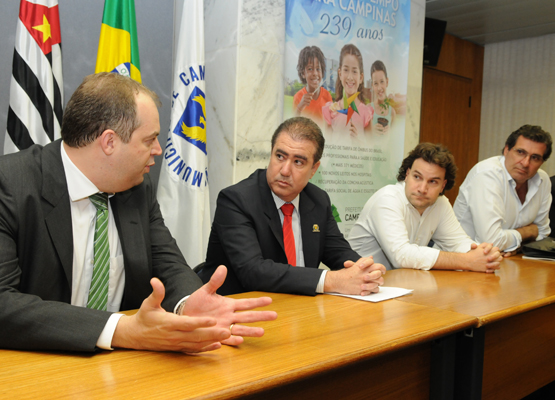 Secretário Chiminazzo apresenta ao prefeito os componentes da reunião