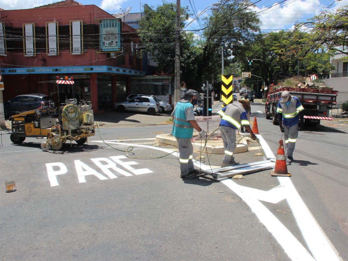 Implantação da nova sinalização de orientação na entrada de Sousas