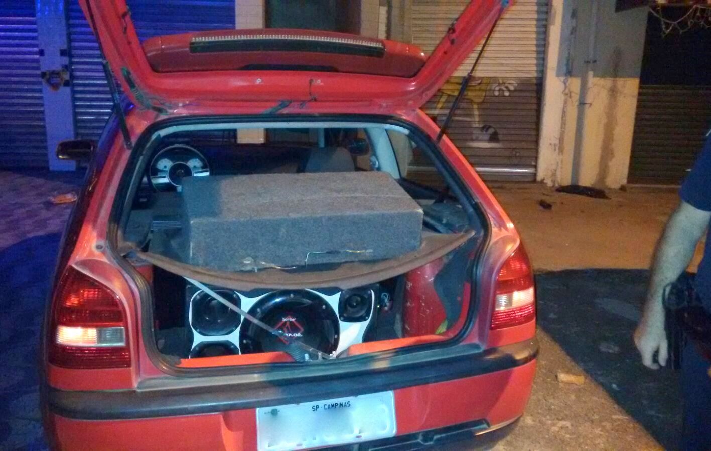 Um dos veículos apreendidos neste domingo no Jardim Monte Cristo