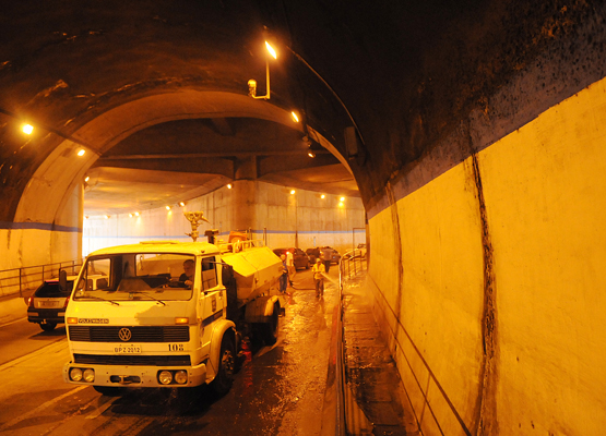 Reeducandos trabalham na limpeza do túnel
