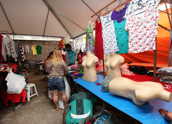 Havia muitas peÃ§as de roupas