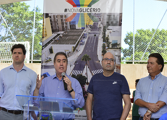 Prefeito, vice e secretário de Esportes no evento 