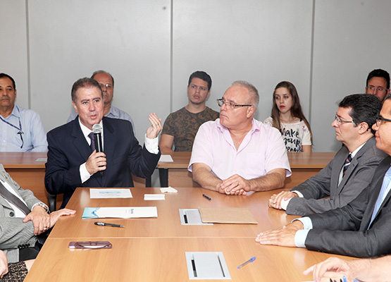 Prefeito Jonas Donizette ao lado do prefeito de Valinhos Orestes Previtale