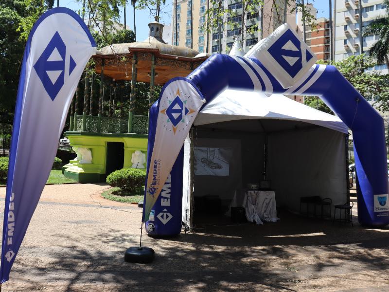 Vídeos foram exibidos na praça