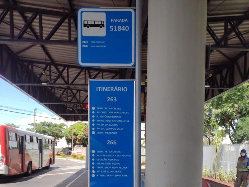 Placas informam as principais vias acessadas pelos ônibus