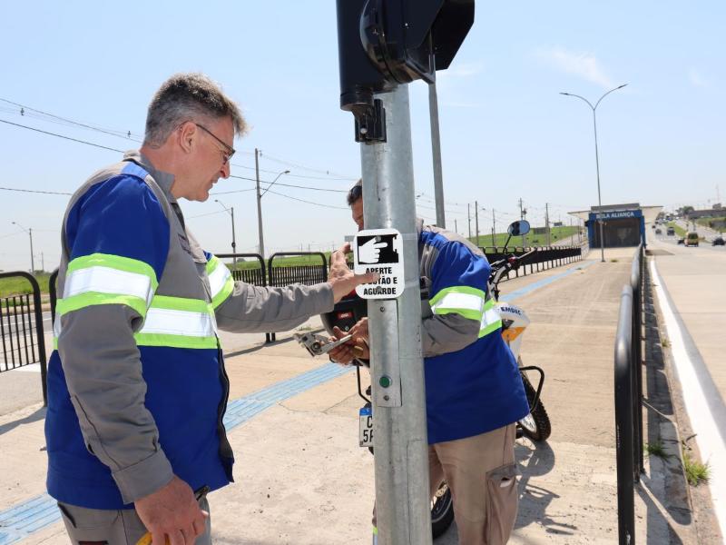 Funcionários testaram as botoeiras para acionar os semáforos