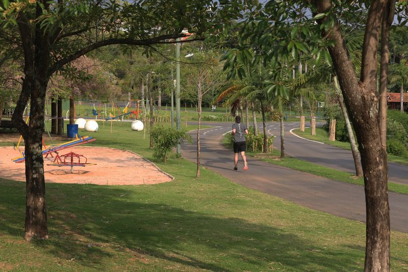 Pista de caminhada é uma boa opção para a prática de esporte