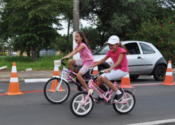 Crianças se divertem pedalando
