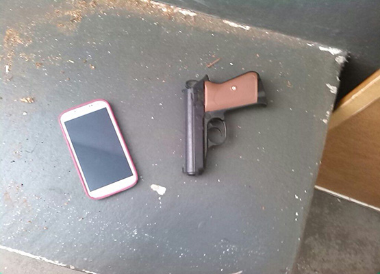 Celular roubado e a réplica da arma