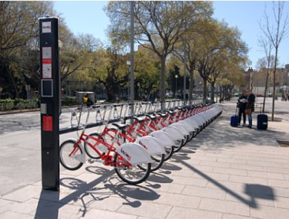 Bicicletas estacionadas em local próprio, em Barcelona