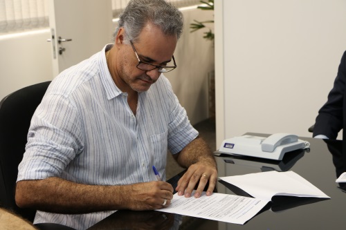 Wander Villalba, presidente da Ceasa, assina o documento