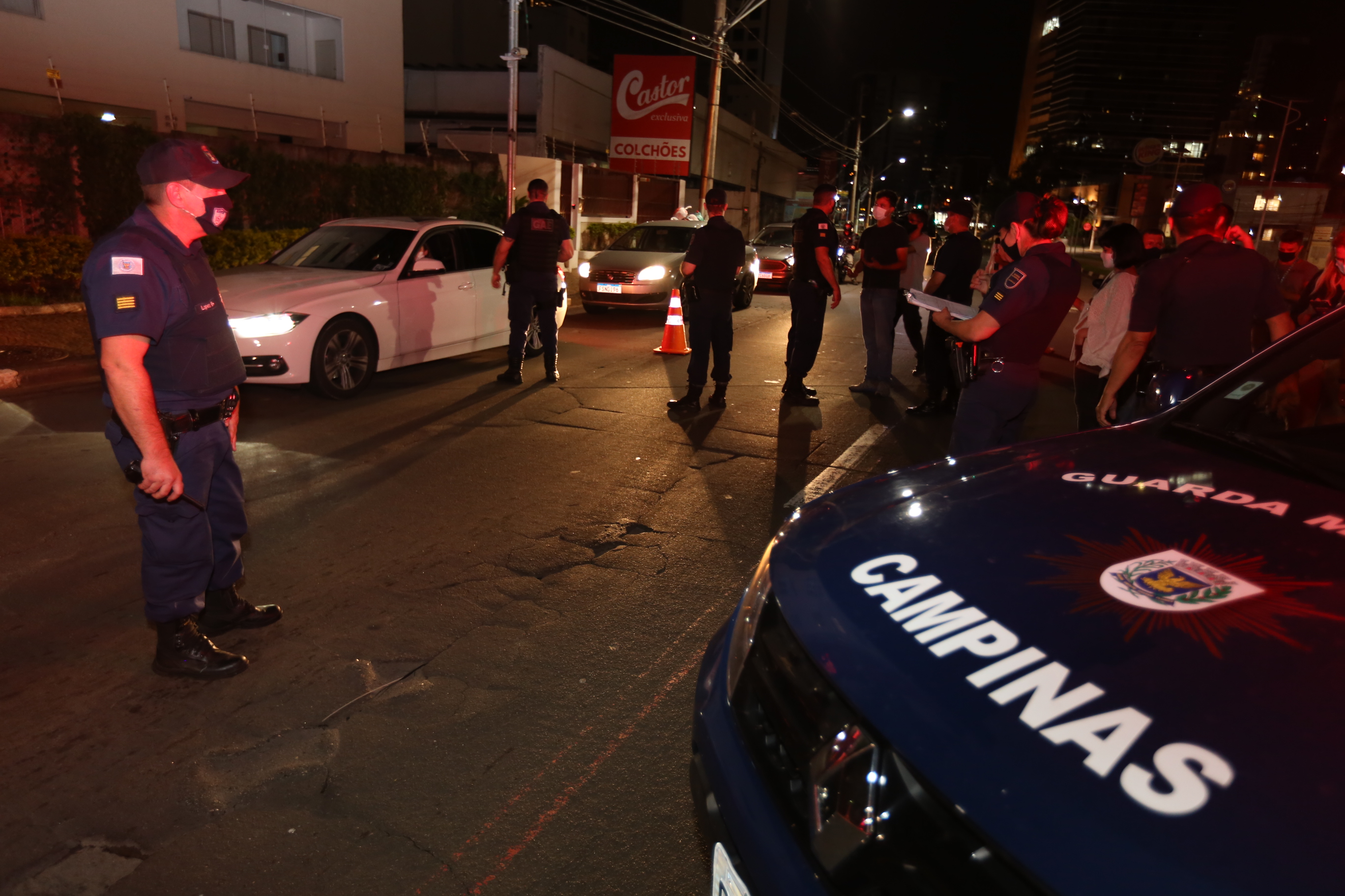 Durante o toque de recolher, 264 veículos foram abordados e 439 pessoas foram orientadas
