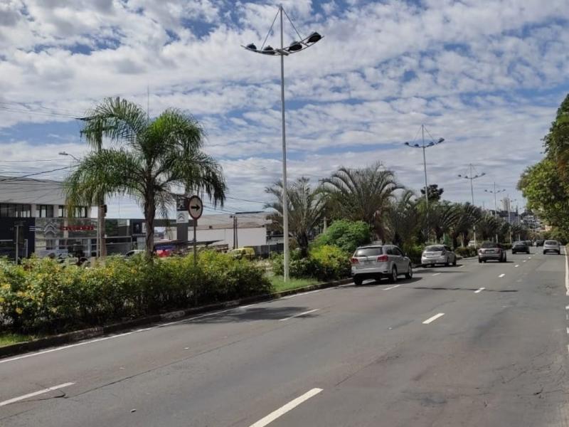 Pavimento da Avenida Prestes Maia está sendo recuperado em ambos os sentidos