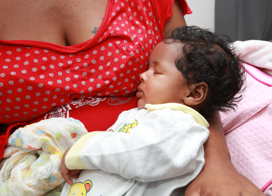 Passado o perigo, a garotinha dorme