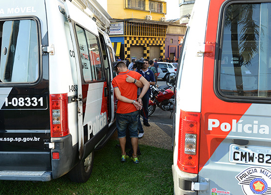 Homem é levado para averiguações