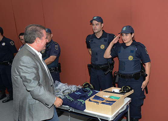 Guardas municipais cumprimentam o prefeito