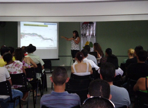 Técnico explica projeto para famílias