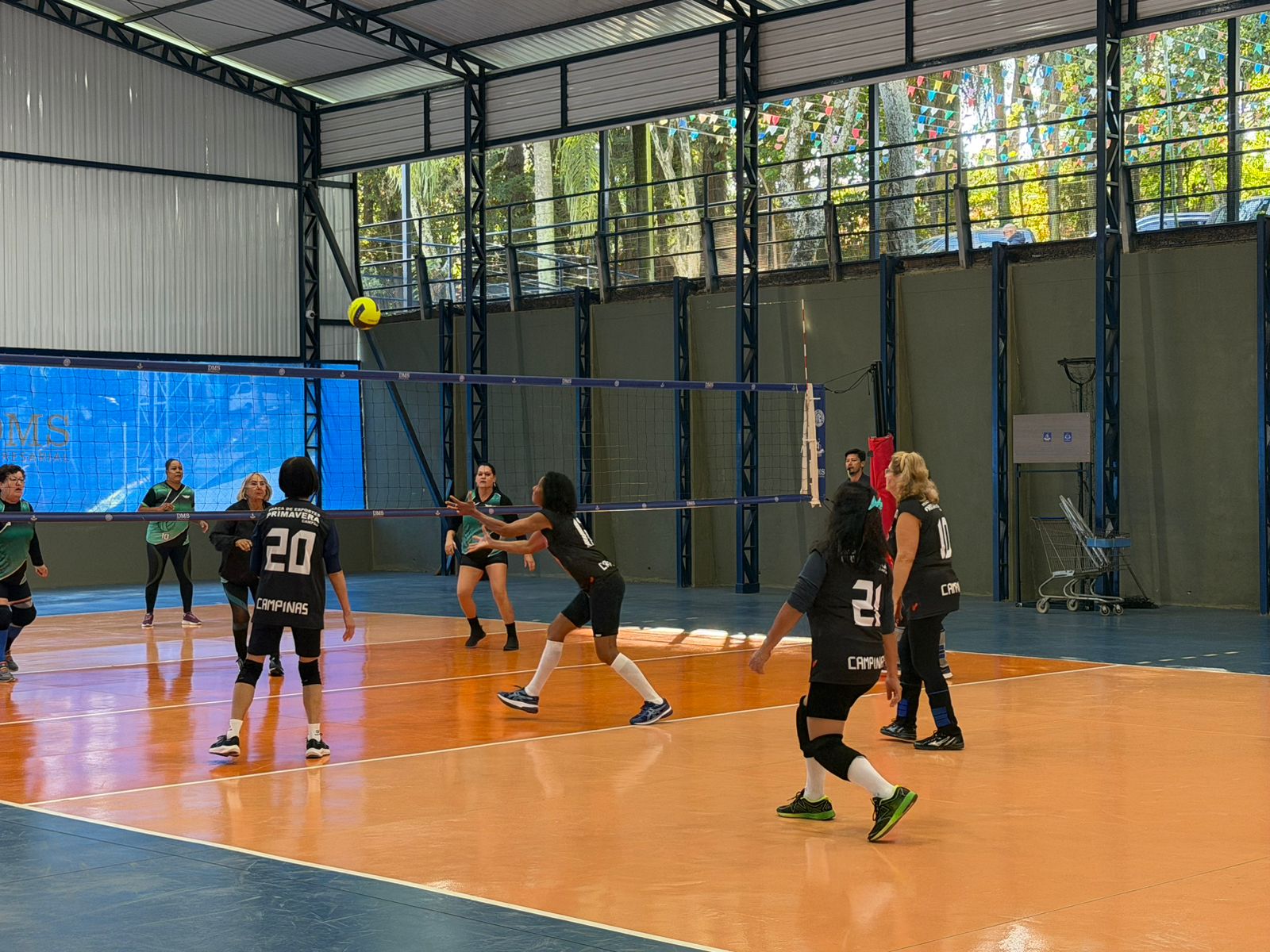 A programação começou com partidas entre as equipes femininas das praças esportivas