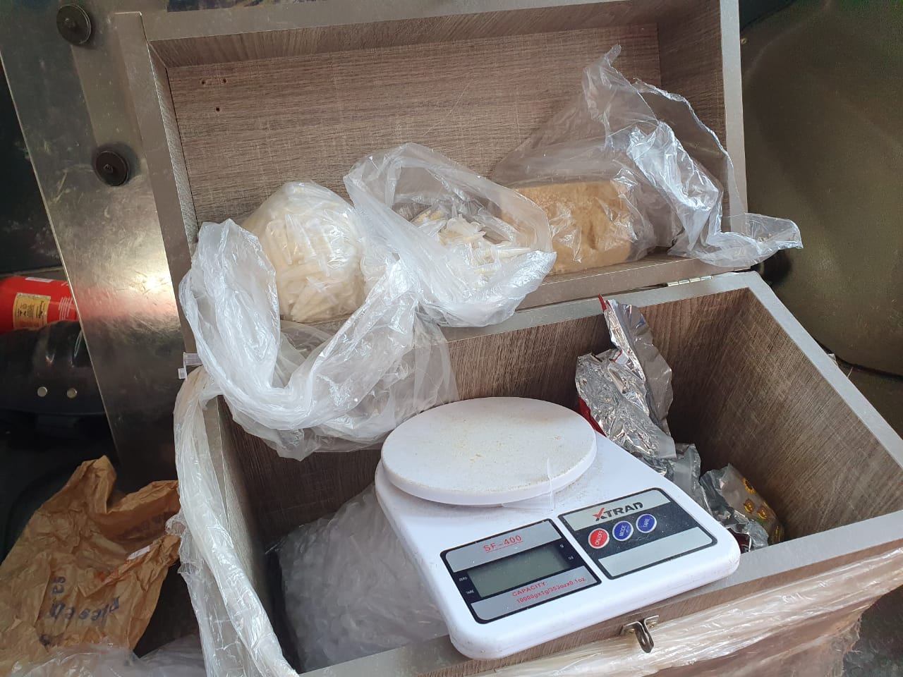 Material para pesar e preparar drogas para a venda