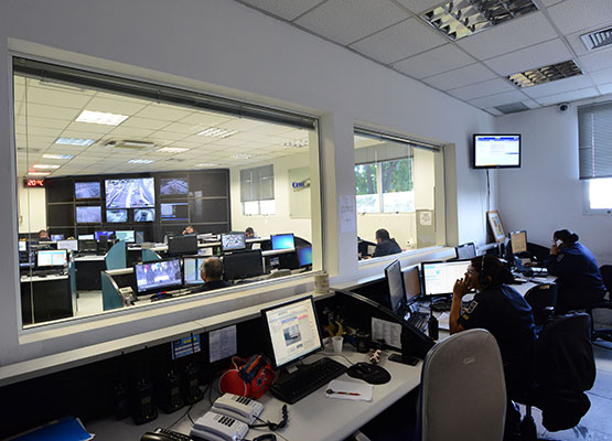 O monitoramento por câmeras inteligentes realiza a leitura das placas e analisa informações em um banco de dados