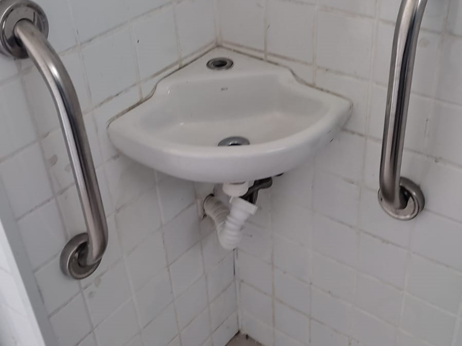 Mais um banheiro vandalizado: atos como esses geram prejuízo para a população e ao cofre público