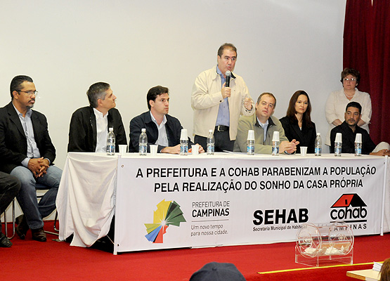 Prefeito discursa em cerimônia de sorteio do Residencial Sírius