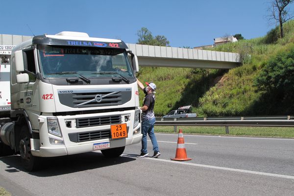 Motoristas recebiam as marmitas e já seguiam viagem