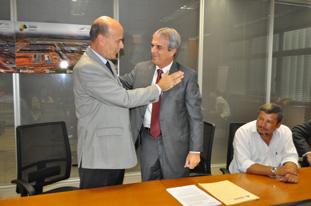 Küster (esq) cumprimenta Barreiro