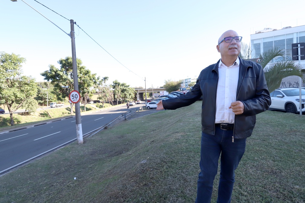 O prefeito Dário Saadi mostra local onde será construído novo acesso: mais rapidez para deslocamentos