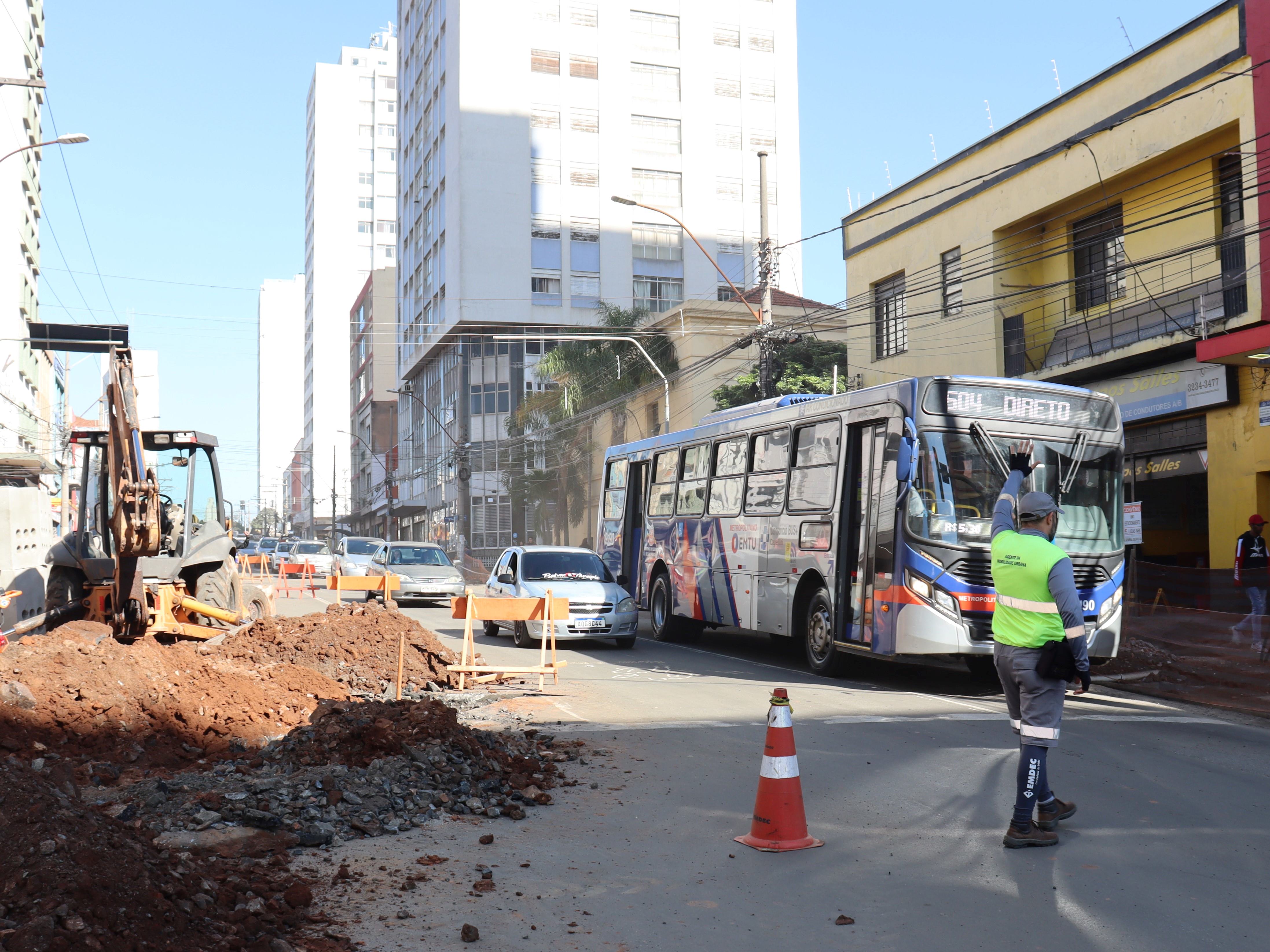 Plano  prevê a implantação de pavimento intertravado, com blocos de concreto, nas calçadas da via, que conecta a região do Pátio Ferroviário à avenida Francisco Glicério