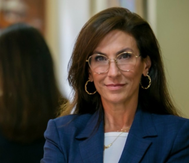 Adriana tem mais de 10 anos de experiência em auxiliar mulheres em processos de dor, reconstrução e reposicionamento