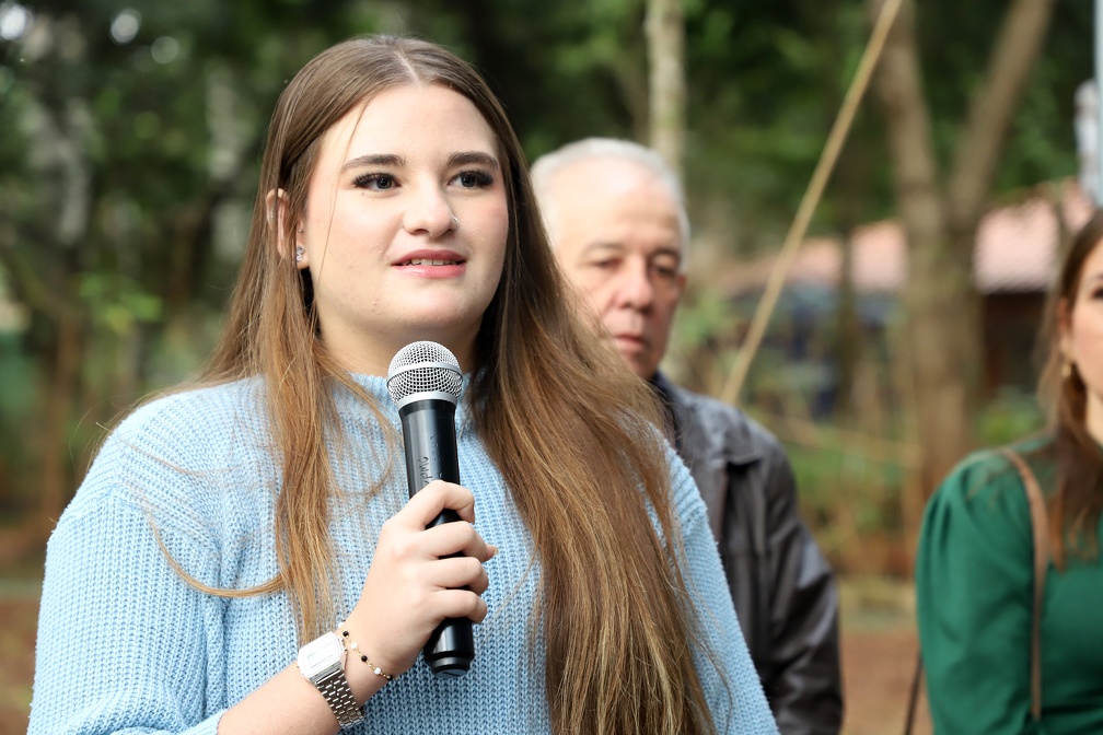 A neta de Walmir Geraldi, homenageado com o nome da praça, discursou no evento