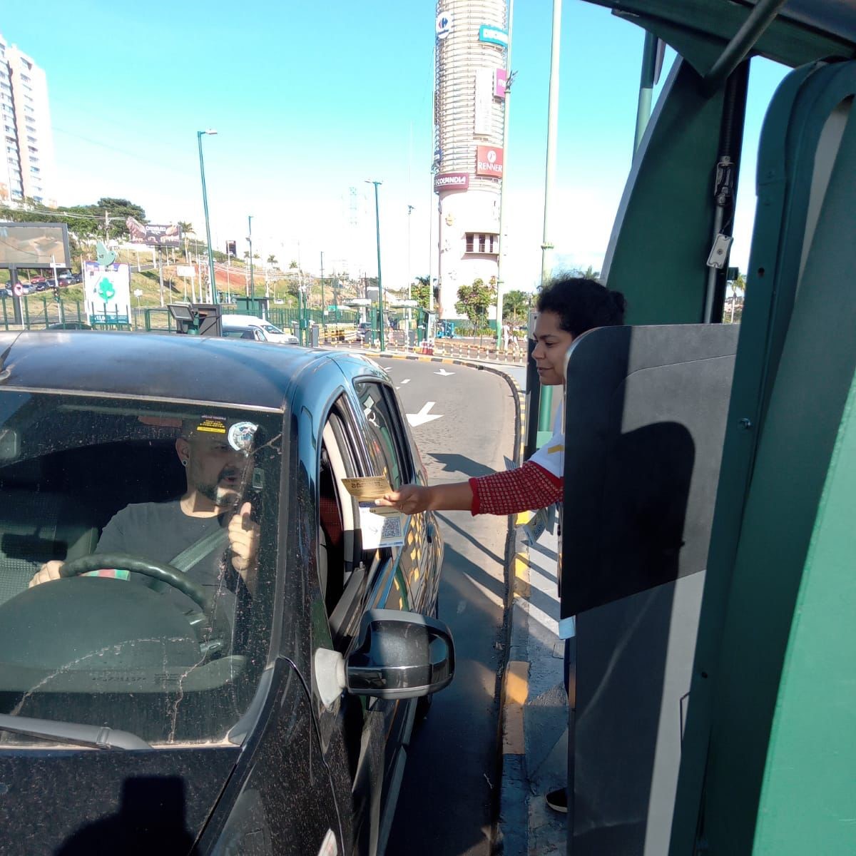 Educadores da Emdec distribuíram folhetos informativos