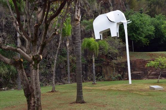 Intitulada Ulisses, o Elefante Biruta, a outra escultura é assinada por Guto Lacaz