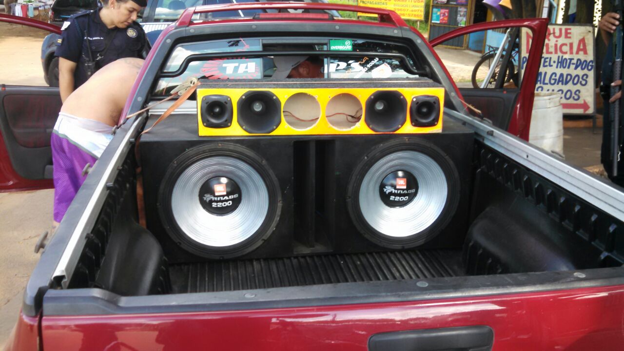 Carro tinha alto falantes potentes
