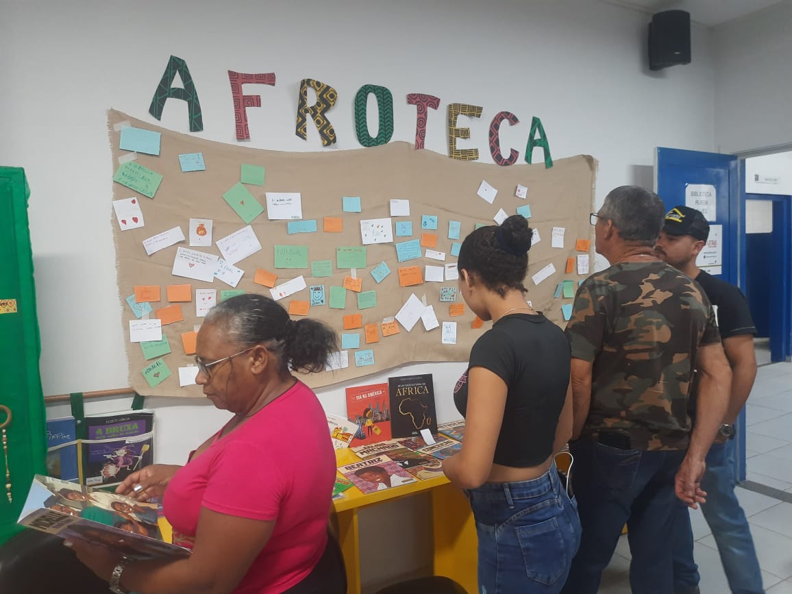 Entre as atividades desenvolvidas na rede municipal, está a exposição de máscaras africanas na Escola Municipal de Ensino Fundamental e Educação de Jovens e Adultos Odila Maia Rocha Brito, no Jardim São Domingos 