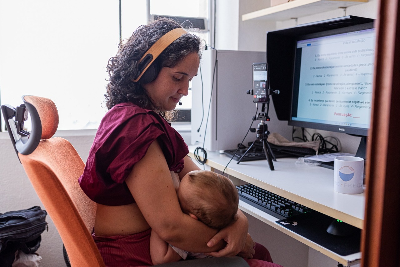 Exposição com mães amamentando pode ser visitada no Paço Municipal