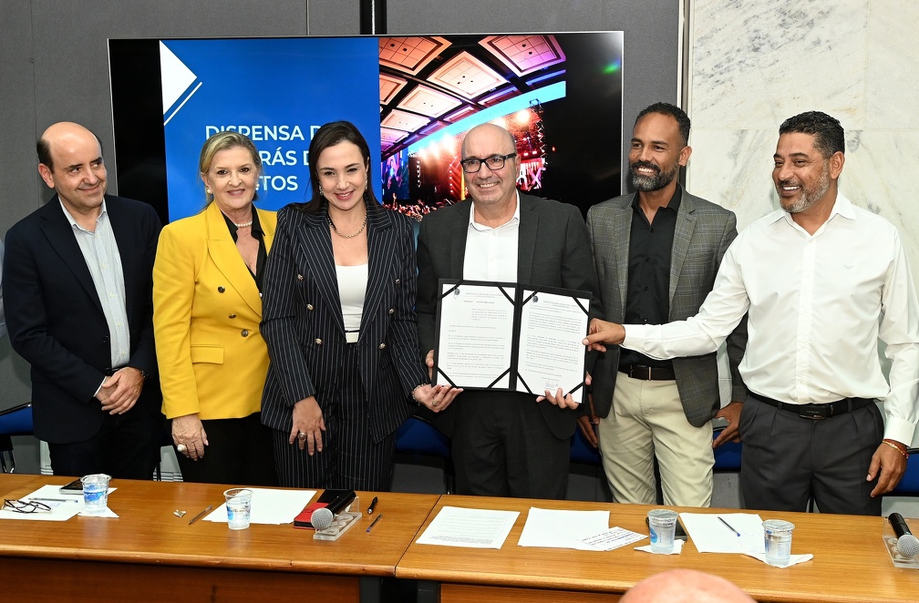 Secretárias, vereadores e representantes do setor de eventos participaram da cerimônia