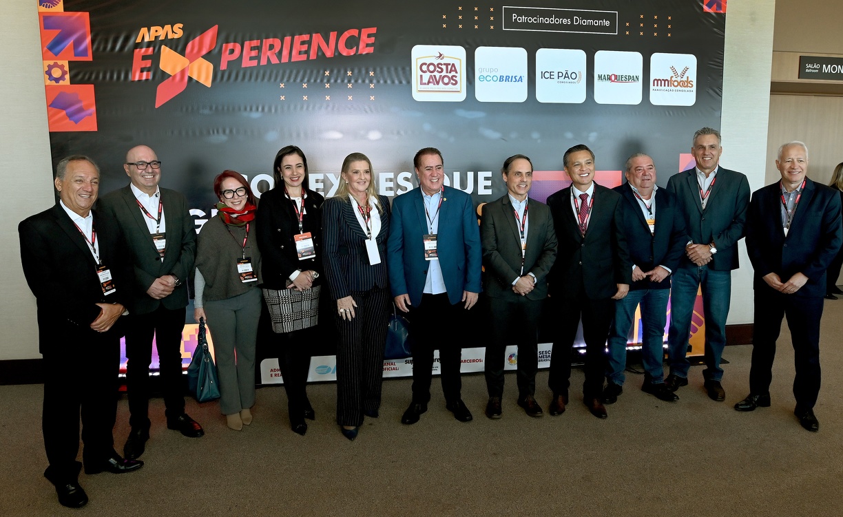 Autoridades, organizadores e participantes do evento 