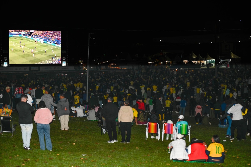 Público pode assistir aos jogos em um telão de LED de 12 x 7 metros