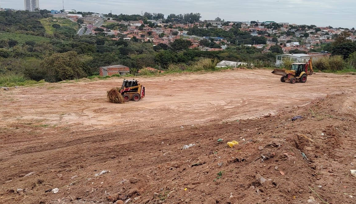 No Satélite Iris, área onde será construída uma areninhaa recebeu terraplenagem, nivelamento e compactação do solo 