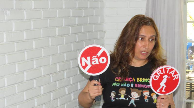 Lição enfatizada no encontro: gritar, correr e contar para um adulto de confiança se alguma coisa estranha estiver acontecendo