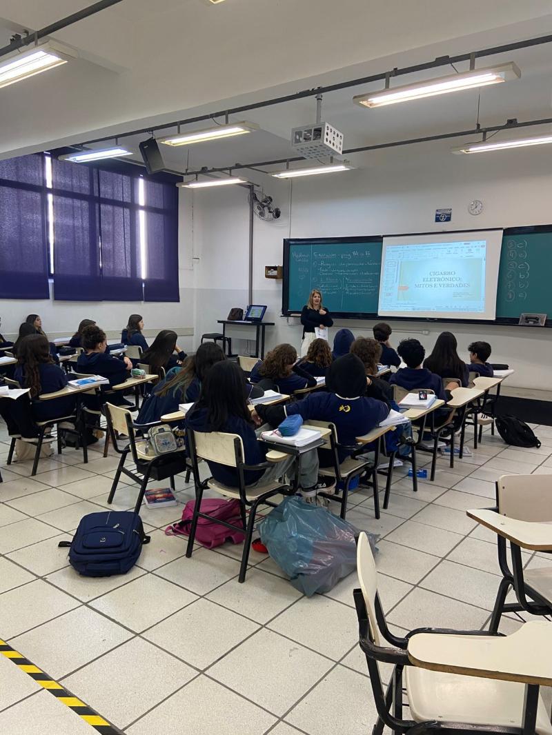 Coordenadora destaca que levar informação para a sala de aula é fundamental para embasar as escolhas dos jovens