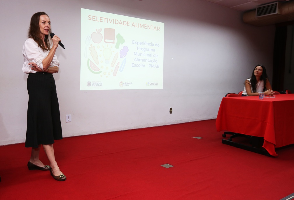 A palestrante Jomara Sousa Martins apresentou as diretrizes do Programa Nacional de Alimentação Escolar (PNAE) sobre o atendimento a estudantes com seletividade alimentar