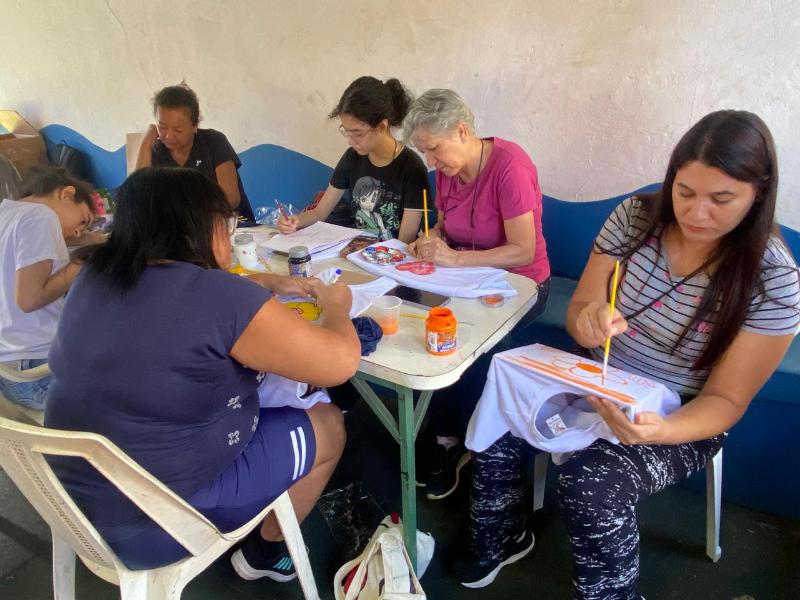 Camisetas brancas ganharam cores com mensagens e símbolos ligados ao Maio Laranja