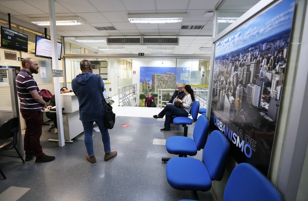 A capacitação ensina como submeter propostas dentro dos parâmetros legais exigidos pelo município, com foco especial em residências unifamiliares e empreendimentos comerciais