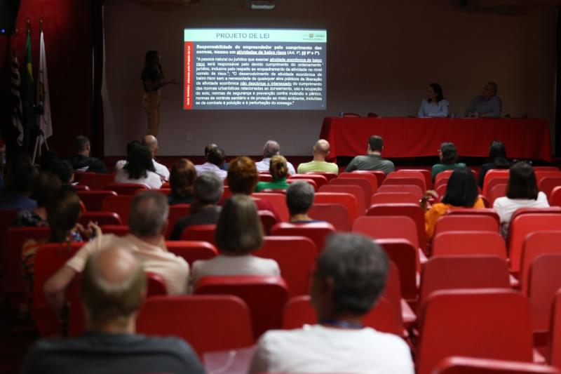 Representantes de diversas entidades, profissionais do setor imobiliário, de bares e restaurantes, e da área empresarial participaram do encontro, apresentaram propostas e esclareceram dúvidas