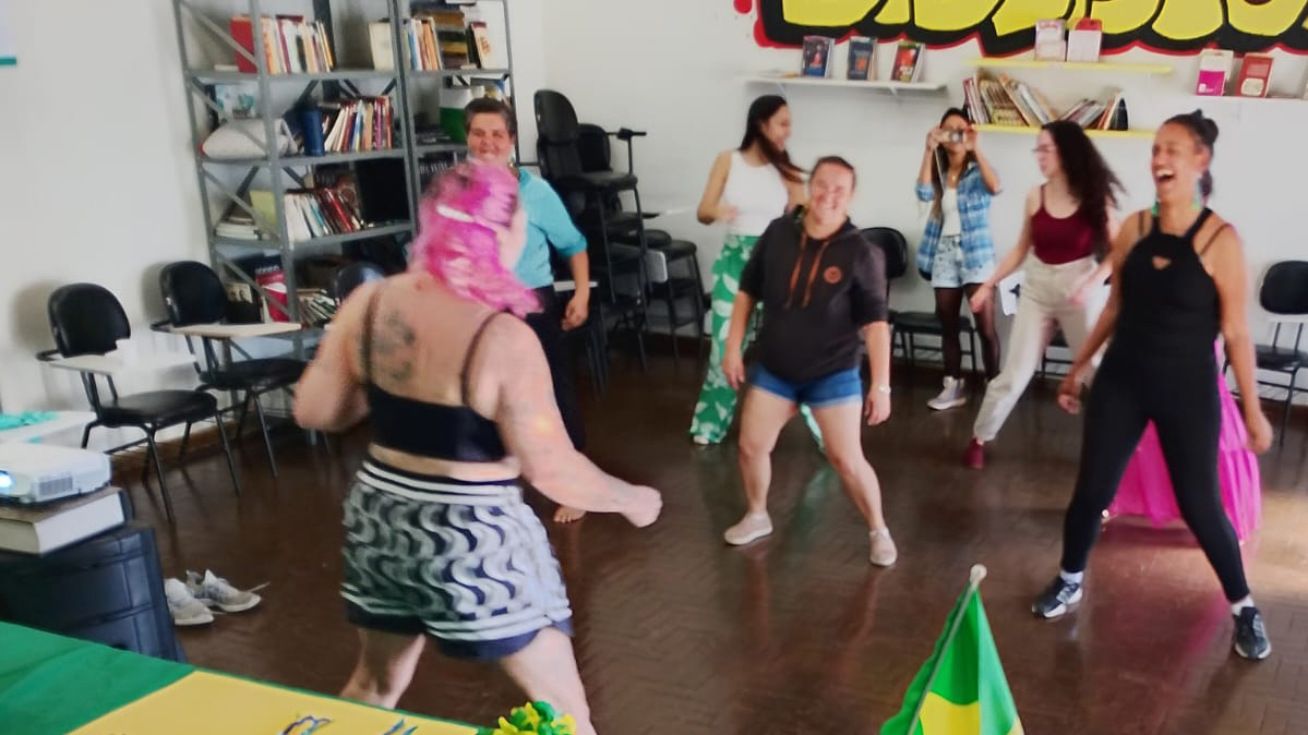 Mulheres em situação de rua atendidas pelo Centro POP Sares II participaram  de uma aula de Fit Dance