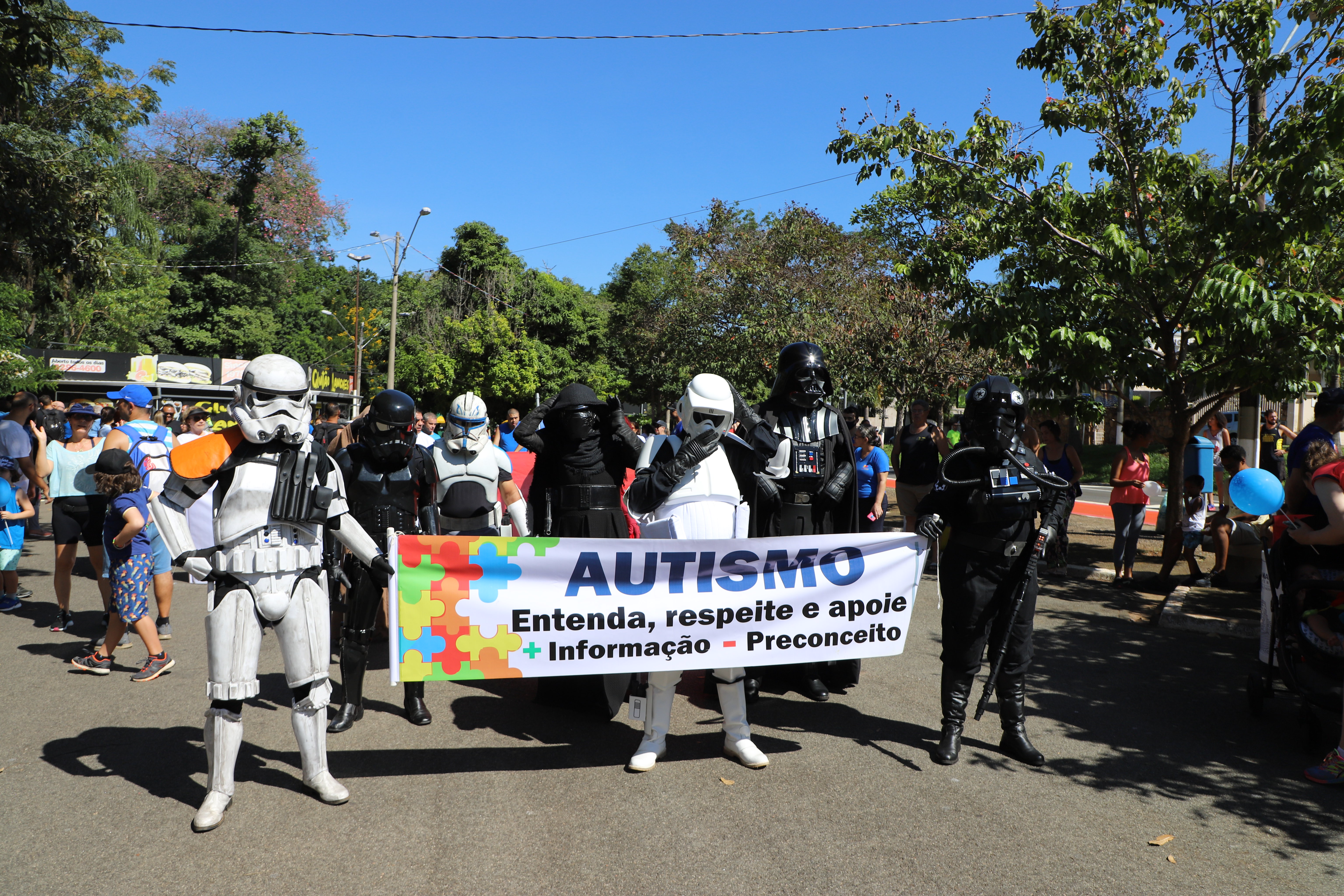 Na caminhada de 2022, assim como na que será realizada agora, alegria e colorido chamam a atenção para o respeito e a empatia que as pessoas com autismo merecem